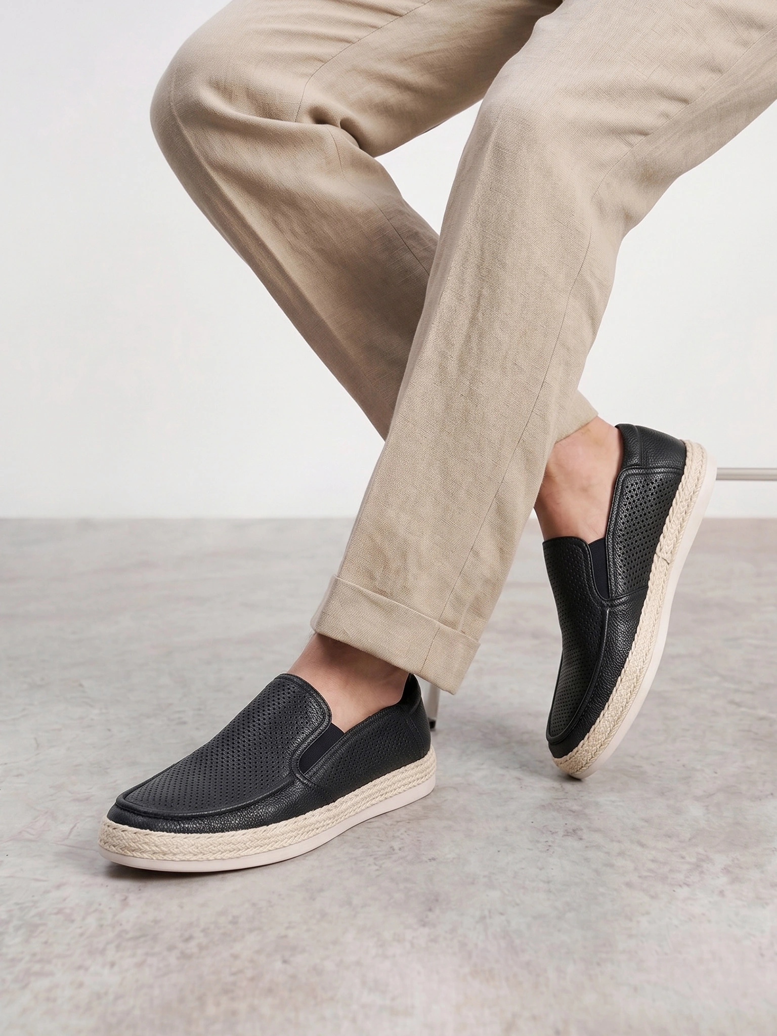 Мокасины темно-синего цвета с перфорацией на низкой подошве